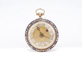 une image représentant une montre de poche en or dont le cadran est orné de diamants