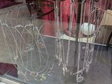 une vitrine en verre contenant tout un tas de bijoux