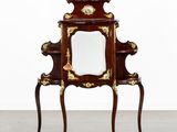 une coiffeuse ancienne en bois surmontée d'un miroir