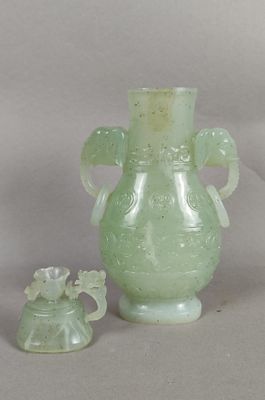 CHINE, XXème. Petit vase couvert en pierre dure céladon, de … - Photo 1