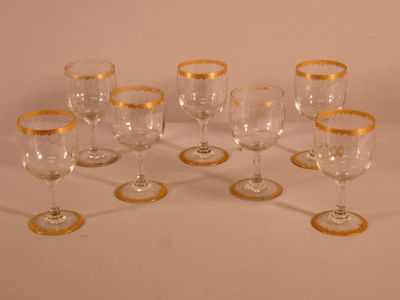 Suite de sept verres à eau en cristal translucide et doré lé…