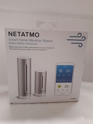 Emballage d'une station météo connectée Netatmo sur une surface blanche