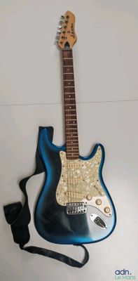 Guitare électrique LIVE avec son étui.