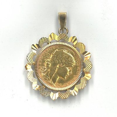 une pièce d'or au centre d'un pendentif
