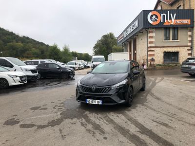 une voiture noire garée devant un bâtiment dans un parking