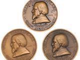 trois médaillons en bronze représentant les trois présidents des États-Unis