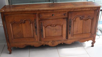 Buffet enfilade en bois naturel mouluré et sculpté à trois v…