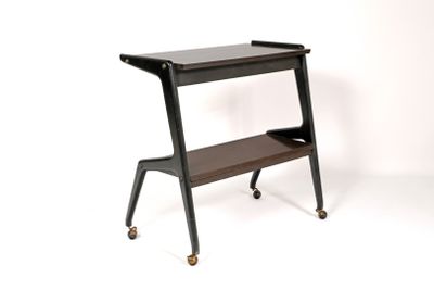 une image représentant une petite table sur laquelle se trouve une étagère