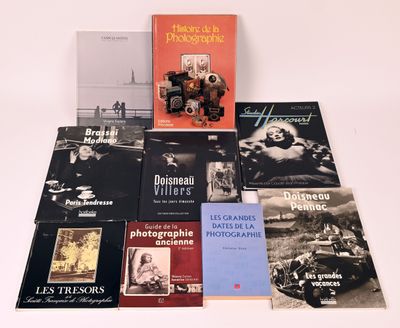 plusieurs livres sur une table blanche avec un fond blanc