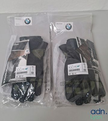 deux paires de gants emballées dans du plastique