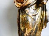une statue de femme tenant un bébé dans ses bras