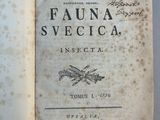 un livre écrit posé sur une table