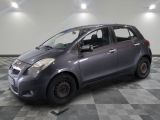 la photo d'une petite voiture garée dans un garage