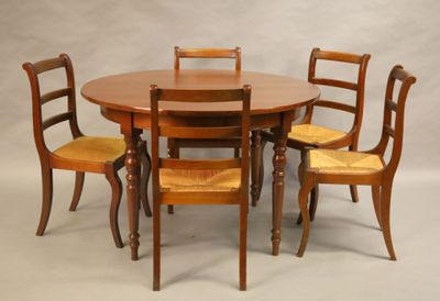 Mobilier de salle à manger comprenant une table et quatre ch…