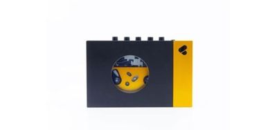 La boîte jaune et noire porte l'image d'un homme portant un casque.