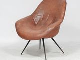 un fauteuil en cuir marron avec des pieds noirs et un piètement en métal noir
