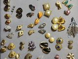 de nombreux types de broches exposés sur une table