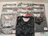 six paires de t-shirts noirs et blancs dans des sacs en plastique posés sur une table