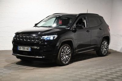 La Jeep Compass est garée dans le garage d'un immeuble