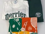 trois t-shirts aux motifs différents posés sur une table