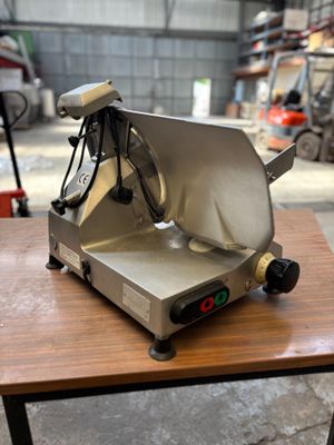 une machine posée sur une table