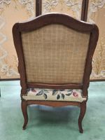 Fauteuil dit "à la reine", en bois mouluré ciré, le dossier … (photo 4)