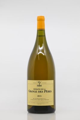 gros plan d'une bouteille de vin sur une surface blanche
