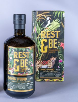une bouteille d'alcool posée à côté d'une boîte