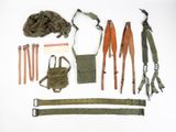 une image montrant une collection d'objets militaires disposés sur une surface blanche