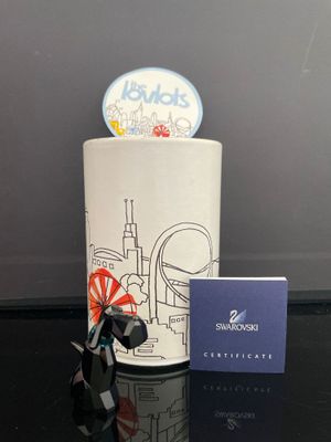 une petite figurine posée à côté d'une boîte sur une table