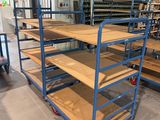de nombreuses étagères, avec des tablettes en bois, dans un entrepôt