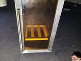 une photo d'un petit réfrigérateur dans une pièce sale