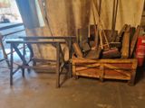 Plusieurs morceaux de bois sont empilés sur une palette dans un garage