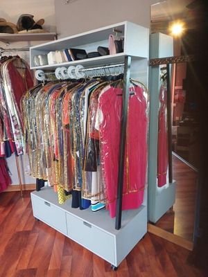 une photo d'un portemanteau avec des vêtements accrochés dessus