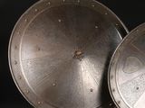 deux grandes plaques métalliques posées l'une à côté de l'autre sur une table