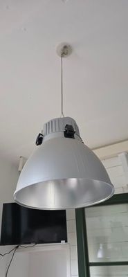 UN ENSEMBLE DE 6 SUSPENSIONS INDUSTRIELLES  GRIS METAL DIAMETRE 41 CM