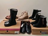 plusieurs paires de chaussures pour femmes posées sur des cartons, sur une table