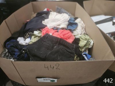 un carton rempli de vêtements sur une table