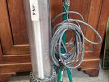 un filtre à eau monté sur un trépied et muni d'un tuyau