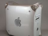 un ordinateur Apple blanc posé sur une table