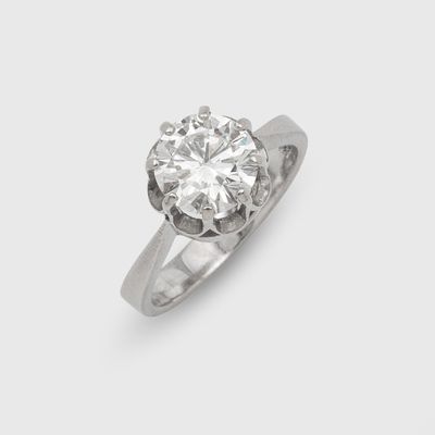gros plan d'une bague en diamant sur fond blanc