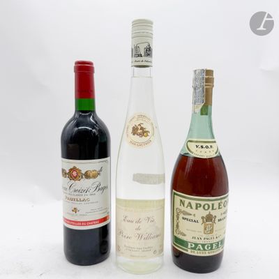trois bouteilles de vin sont posées les unes à côté des autres sur une surface blanche