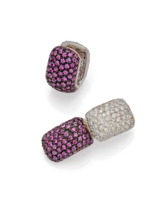 une paire de boucles d'oreilles en diamants roses et blancs