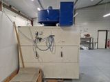 une machine qui se trouve à l'intérieur d'un bâtiment