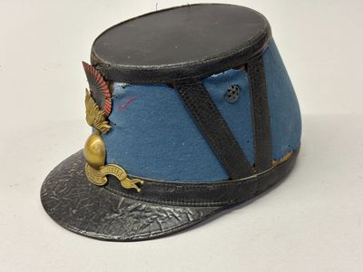 France St Cyr, un shako d'élève d'officier avec son casoar.