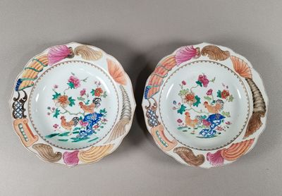 paire d'assiettes chinoises ornées de motifs de fleurs et d'oiseaux