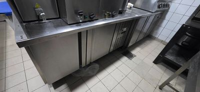 un grand comptoir en acier inoxydable dans une cuisine commerciale