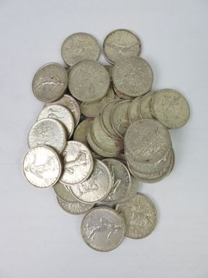 une pile de pièces d'argent sur une surface blanche