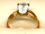 une bague surmontée d'une pierre blanche