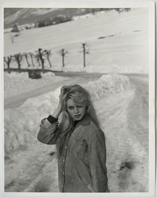 photographie en noir et blanc d'une femme debout dans la neige